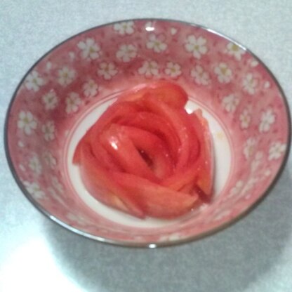 バラの花に見えるでしょうか？
出来るかな～？と、ドキドキしながら作ってみました。
ほんとに、薄～く切るのが。ポイントですね！
